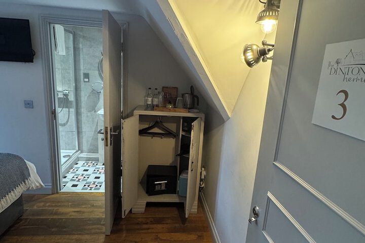 Room 27 of 34