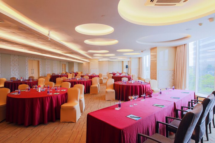 Ballroom/Hall 55 of 80