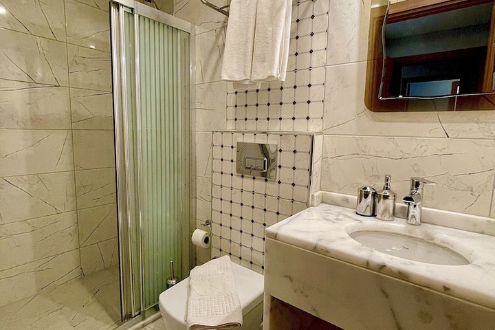 Room 32 of 34