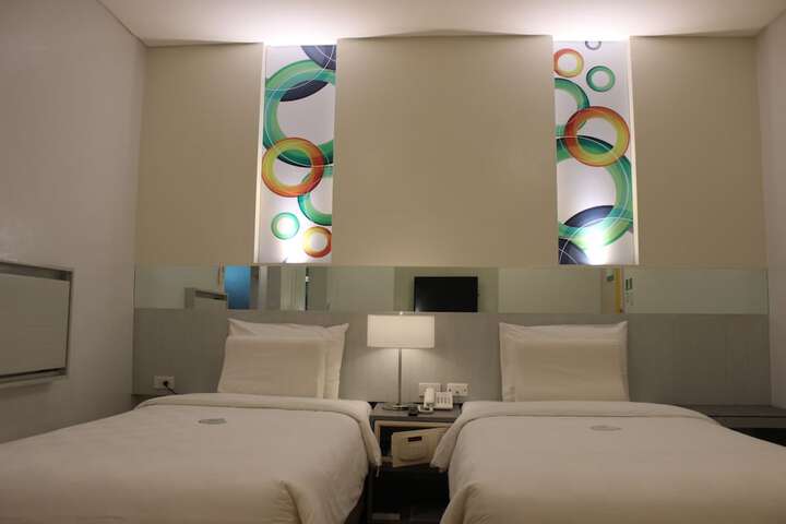 Room 7 of 33