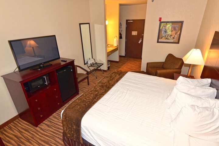 1 King Bed Accessible (4 of 23)