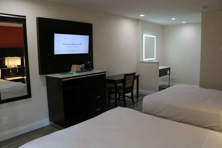 1 Queen Bed | Mob Accessible Roll in Shower Micfridg (12 of 25)