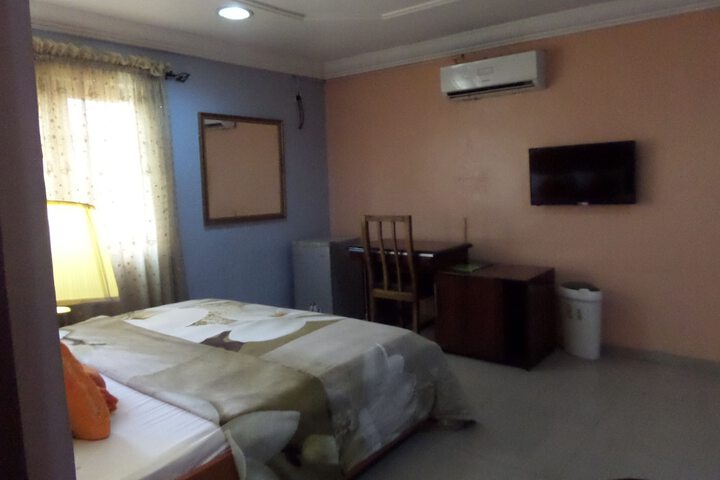 Room 15 of 33