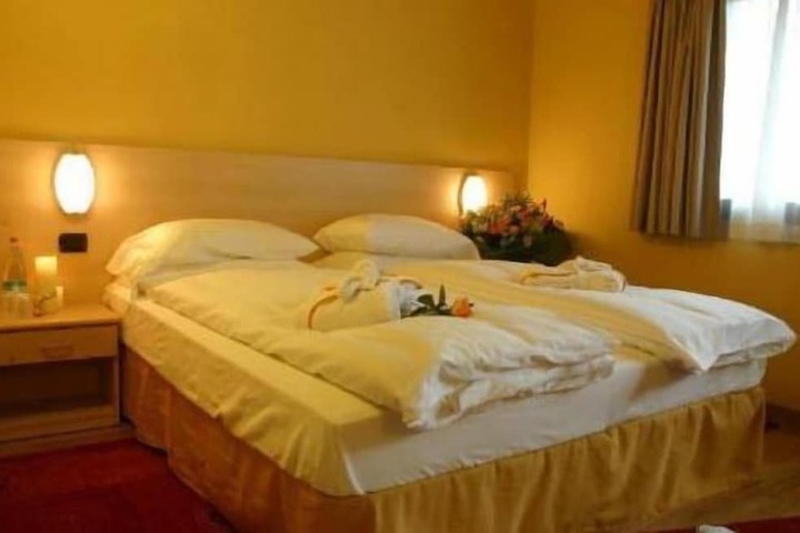 Room 7 of 27