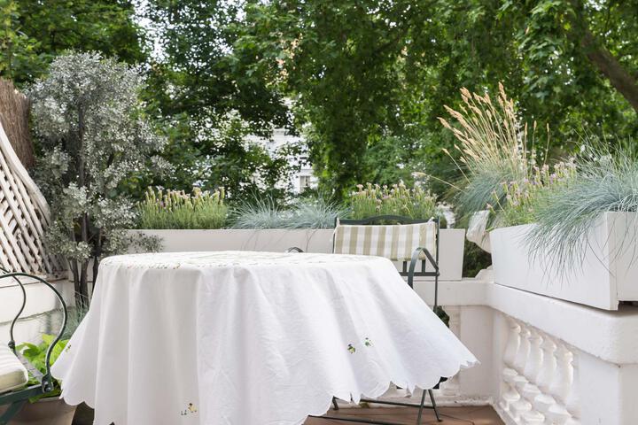 Veeve Elegant 4 Bed With Views Over a Garden Square Kensington