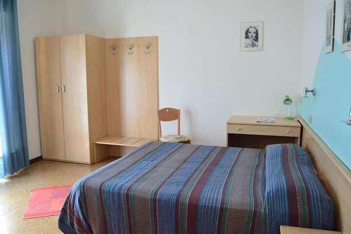 Room 10 of 27