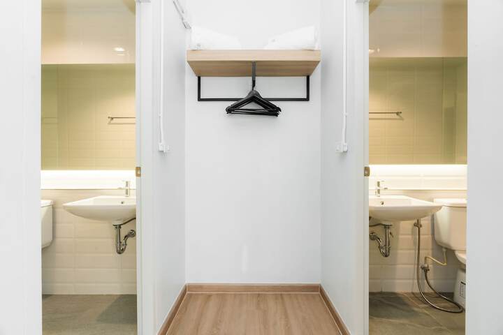Room 70 of 96