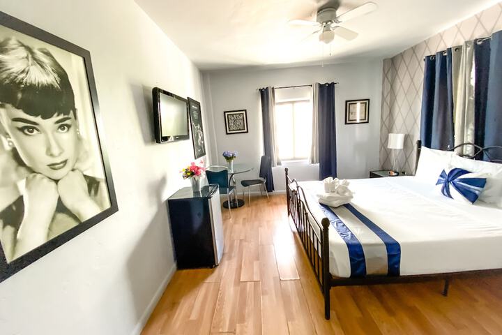 1 Queen Bed (7 of 12)