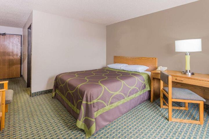 1 Queen Bed (1 of 11)
