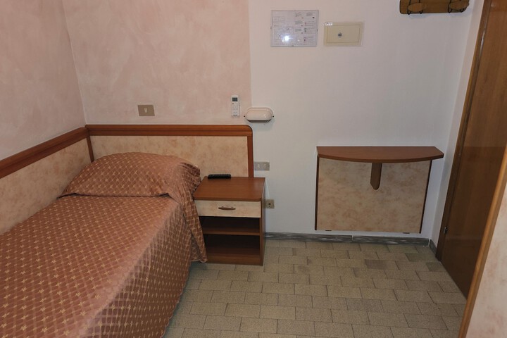 Room 10 of 28