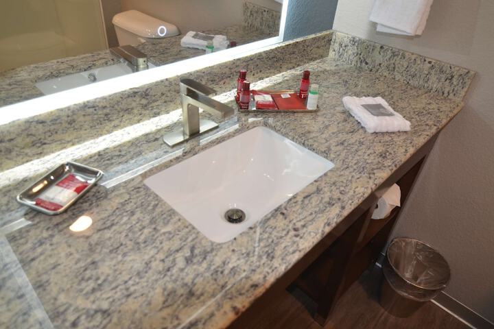 1 King Bed Microwave, Refrigerator WiFi Full Breakfast (6 of 8)