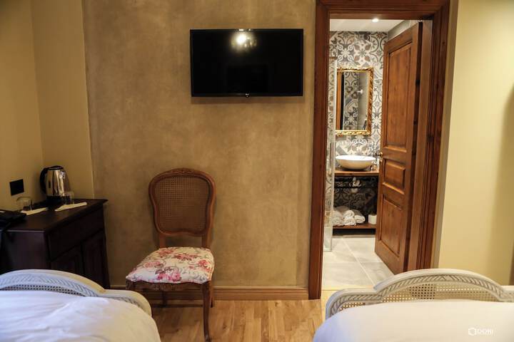 Room 32 of 44