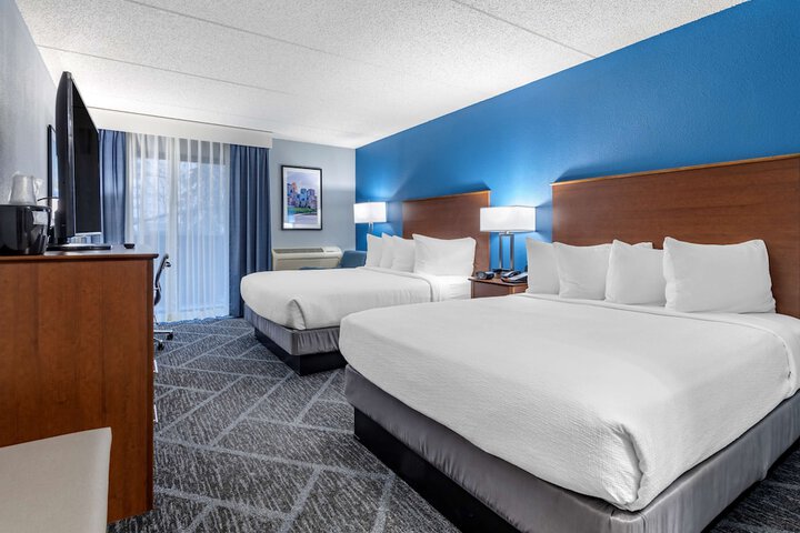 2 Queen Beds Sitting Area Work Desk Microwave and Refrigerator Full Breakfast (2 of 5)
