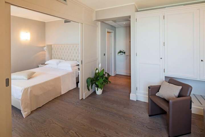 Room 27 of 79