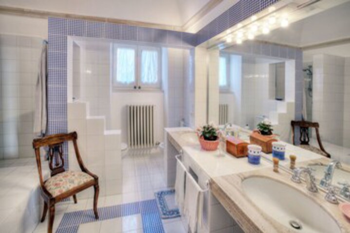 Room 4 of 28