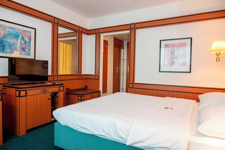 Room 32 of 76