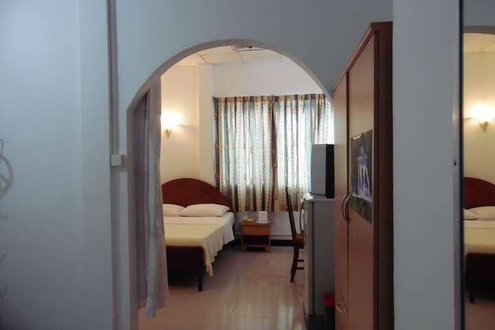 Room 13 of 40