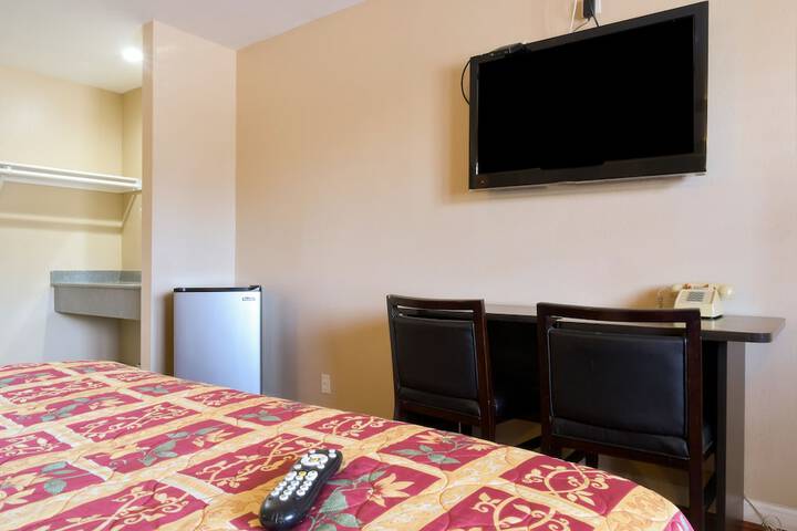 1 Queen Bed (5 of 18)