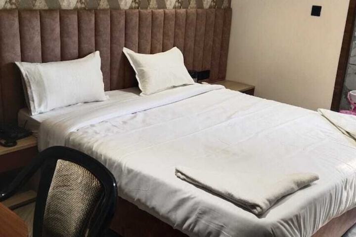 Room 7 of 12