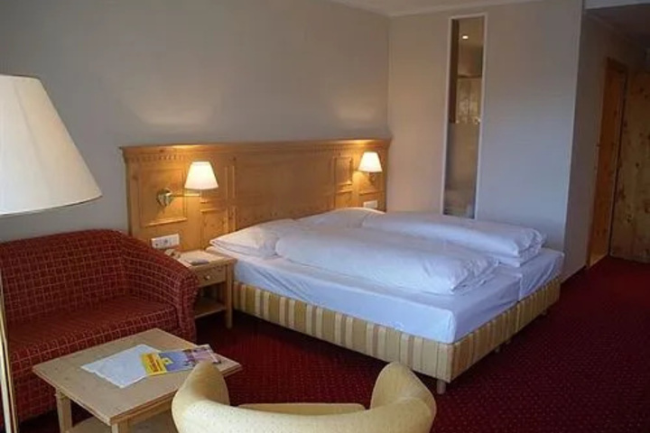Room 5 of 15