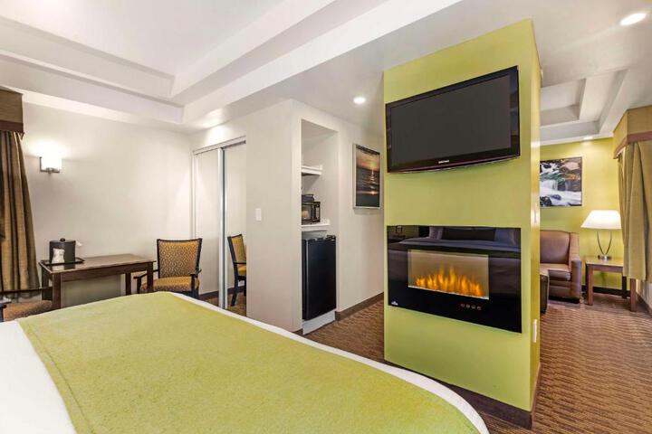 1 King Bed Work Desk Easy Chair Microwave and Refrigerator WiFi Full Breakfast (6 of 15)