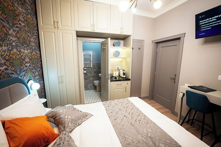 Room 4 of 32