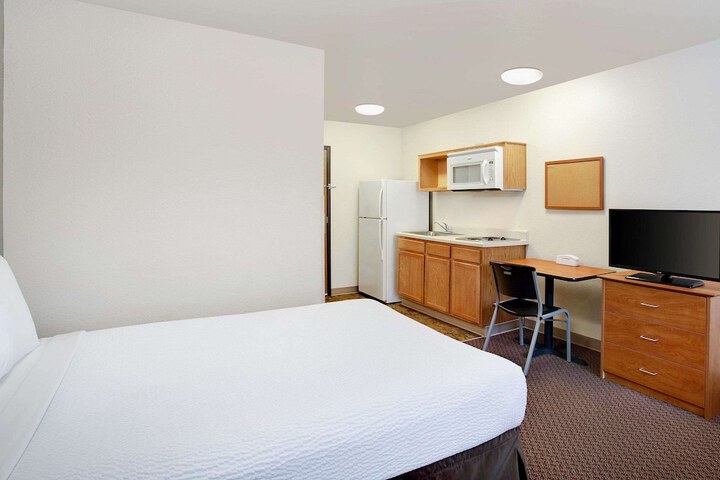 Suite Queen Bed (1 of 9)
