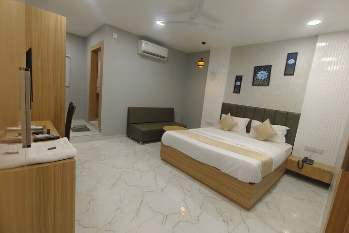 Room 9 of 17
