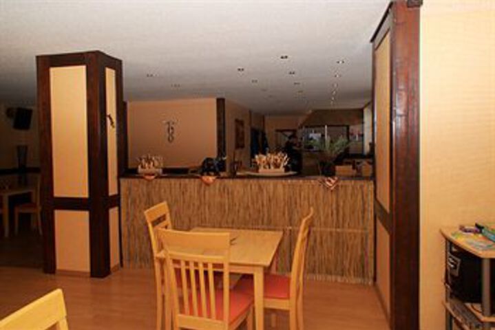 Lounge 20 of 26