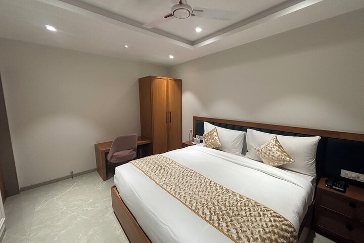 Room 6 of 32