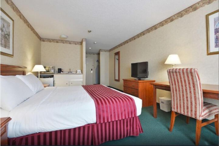 Room 6 of 10