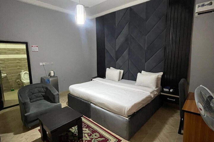 Room 4 of 16