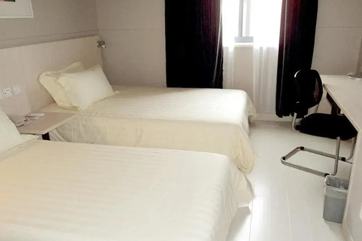 Room 10 of 25