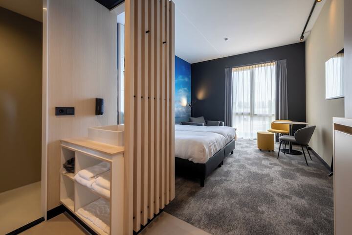 Room 5 of 8