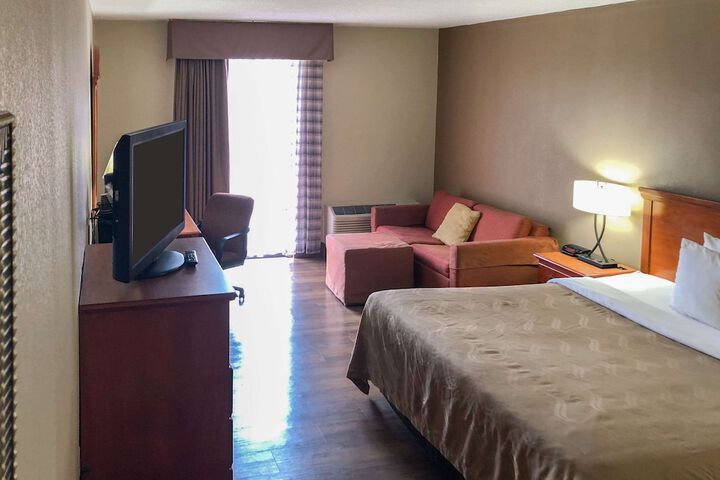 1 King Bed (2 of 19)