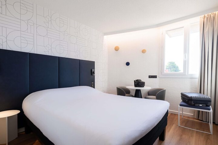 Room 8 of 102