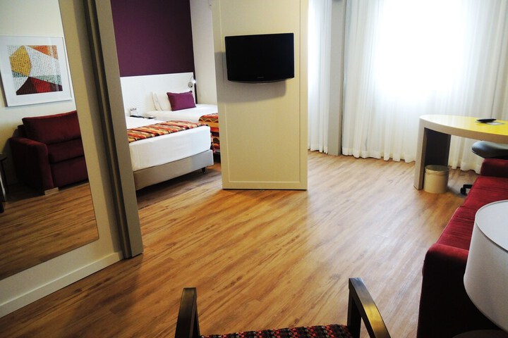 Room 4 of 48