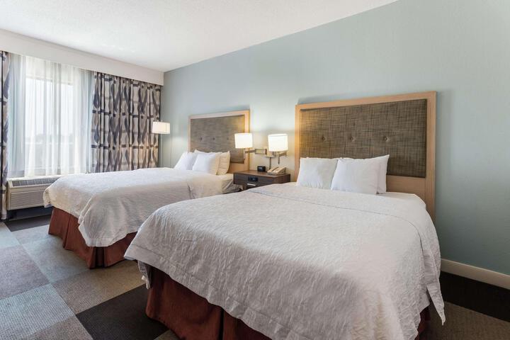 2 Queen Beds (7 of 8)