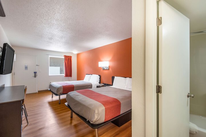 2 Double Beds (4 of 8)