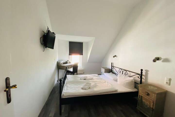 Room 12 of 25