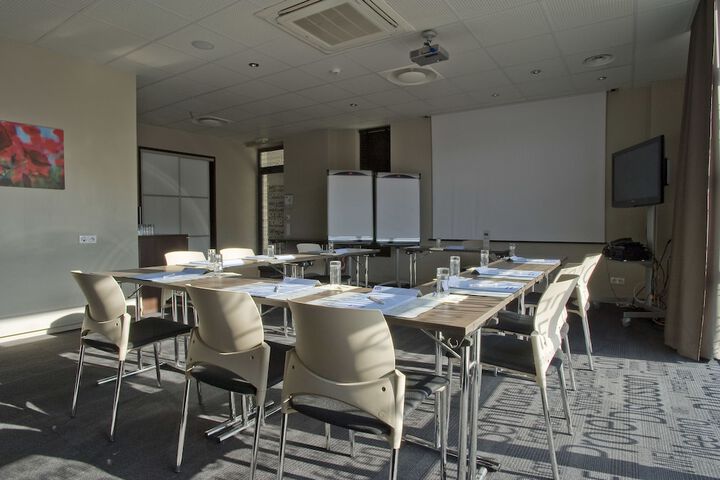 Business Center 33 of 37