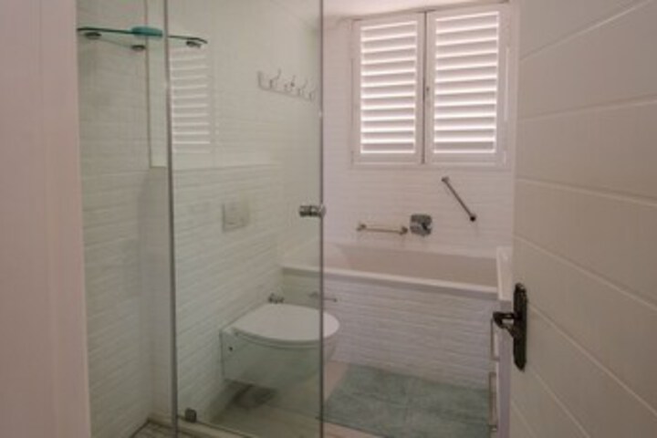 Room 4 of 25