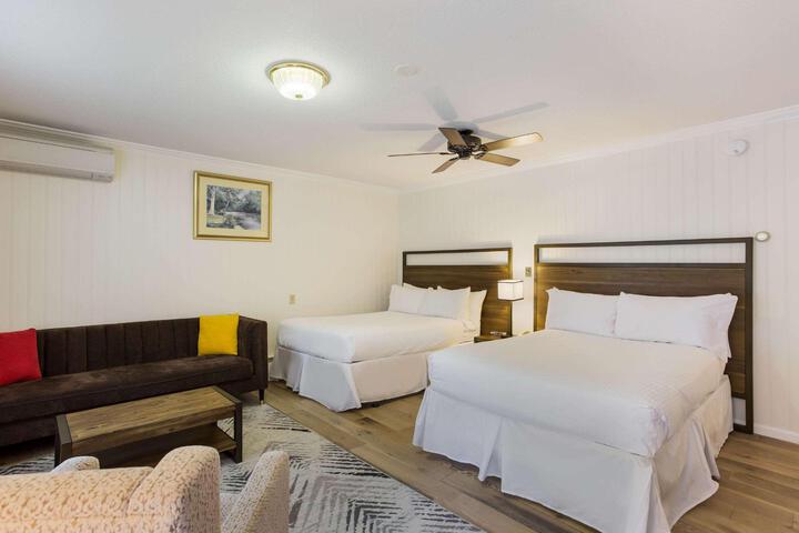 1 Queen Bed (12 of 16)