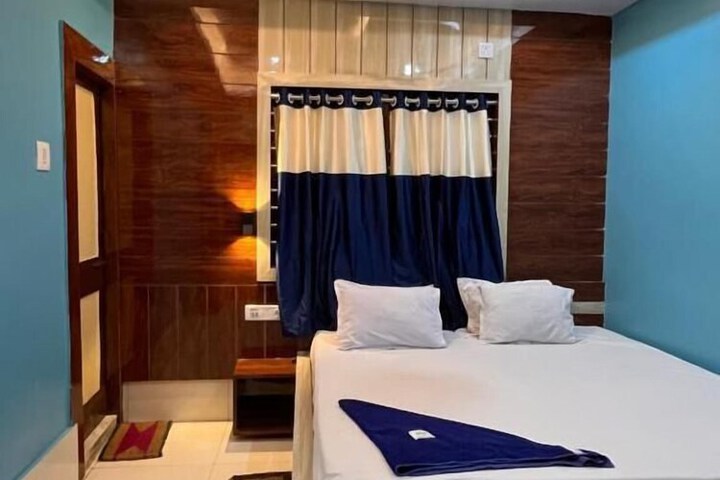 Room 9 of 18
