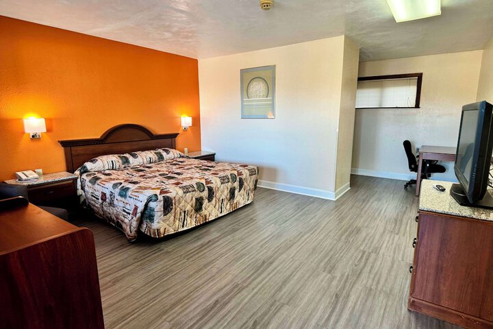 1 King Bed (3 of 5)