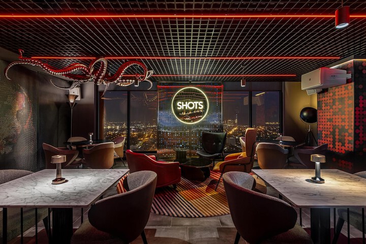 Lounge 85 of 110