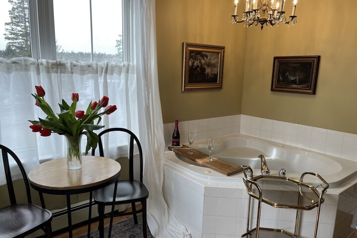 Indoor spa tub
