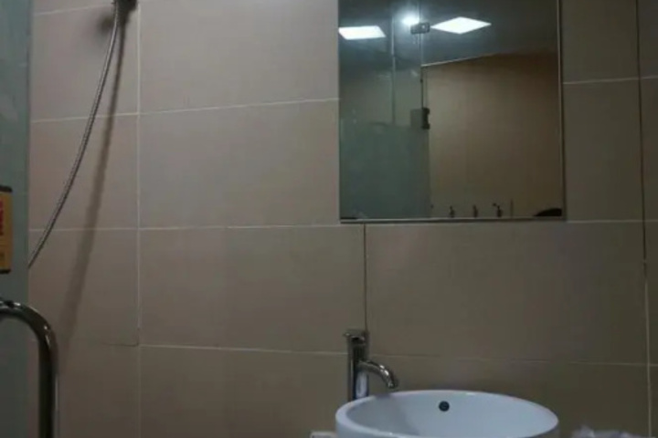 Room 6 of 10