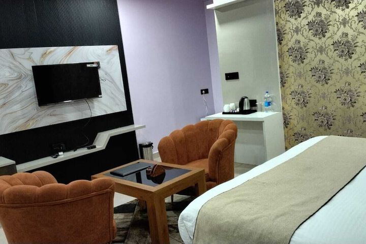 Room 7 of 13
