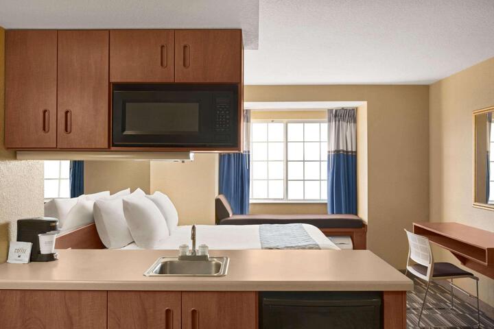 1 Queen Bed (8 of 20)